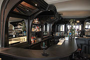 Große Bar mit Flatscreen (©Foto: Martin Schmitz)